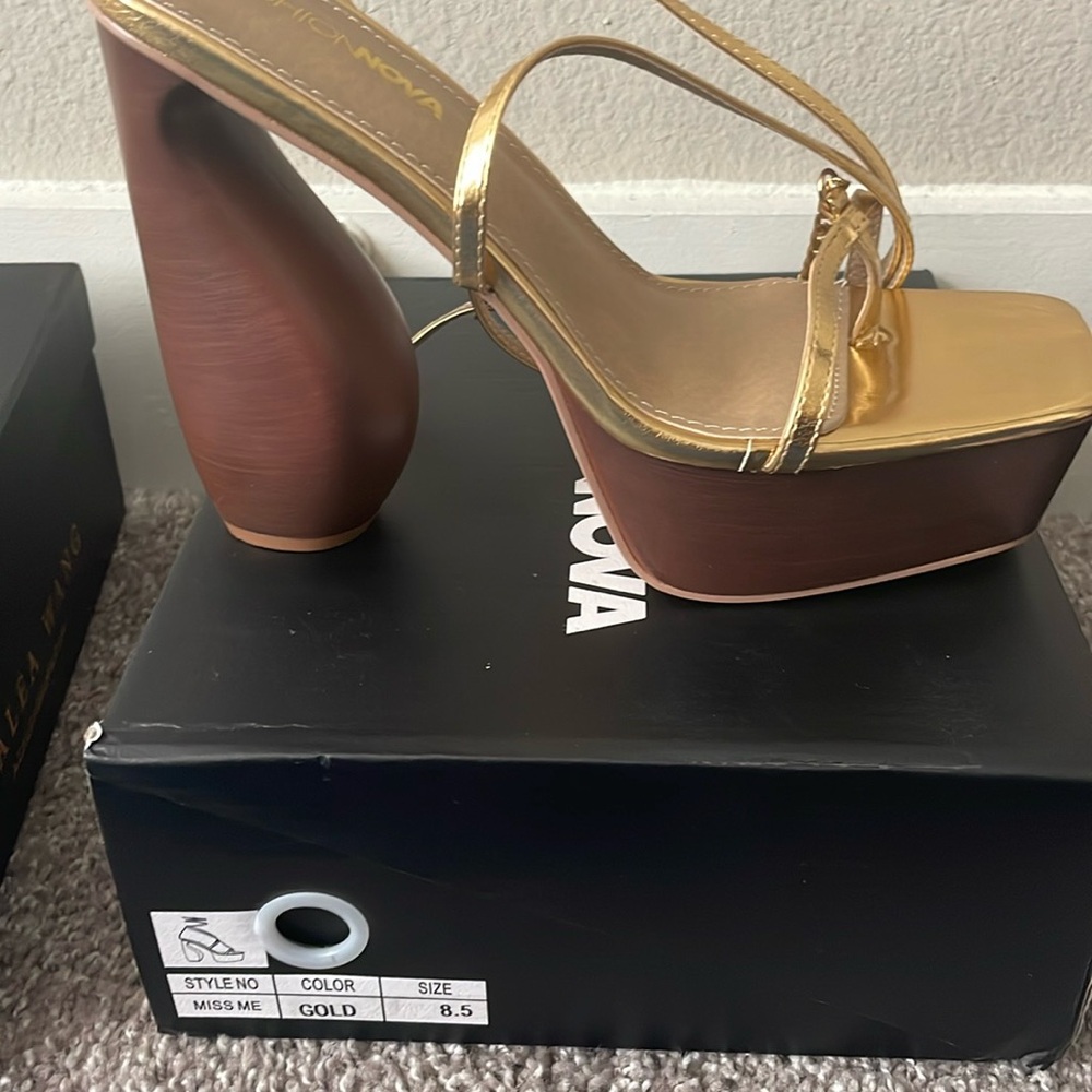 Gold heels nwt